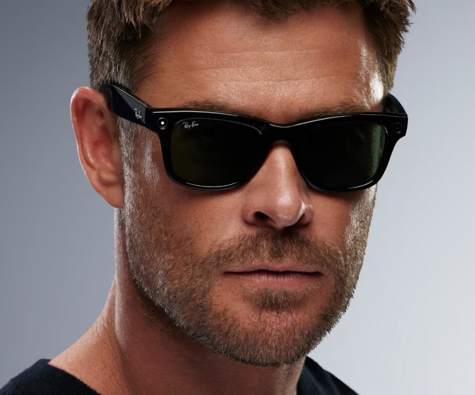 Chris Hemsworth usando gafas Ray-Ban Meta Wayfarer con lentes de sol verde