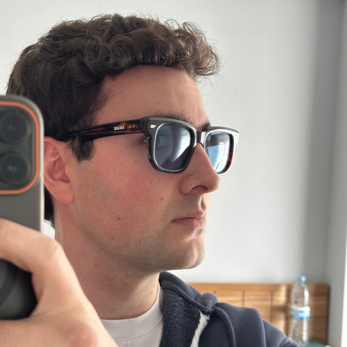 Gafas de sol de pasta Titan Azul Cobalto cuadradas en uso