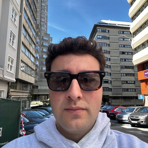 Gafas de sol de pasta Titan Marrón cuadradas en uso