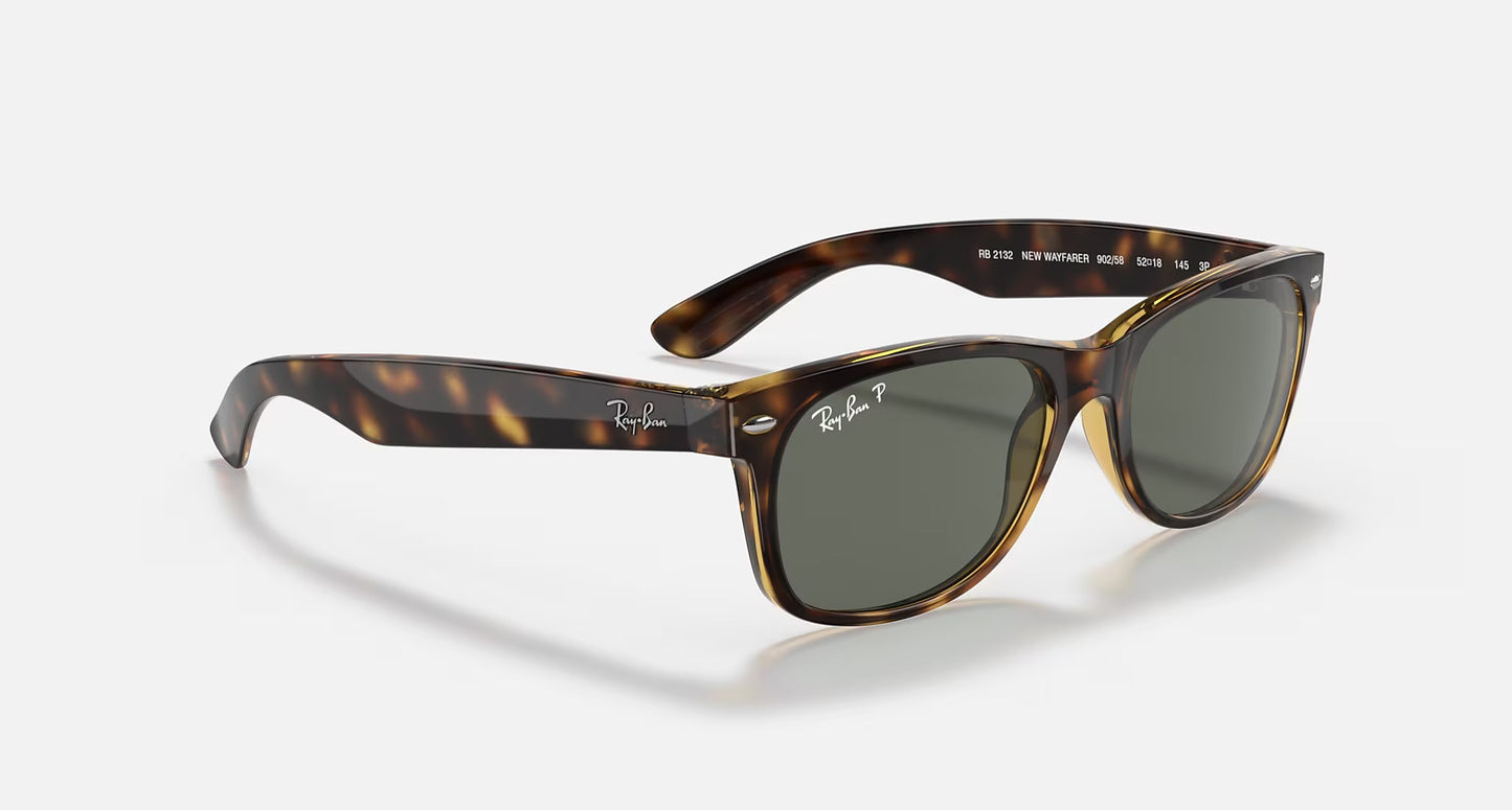 Gafas de sol Ray-Ban New Wayfarer 2132 con montura carey marrón oscuro y lentes oscuras, diseño moderno y versátil.