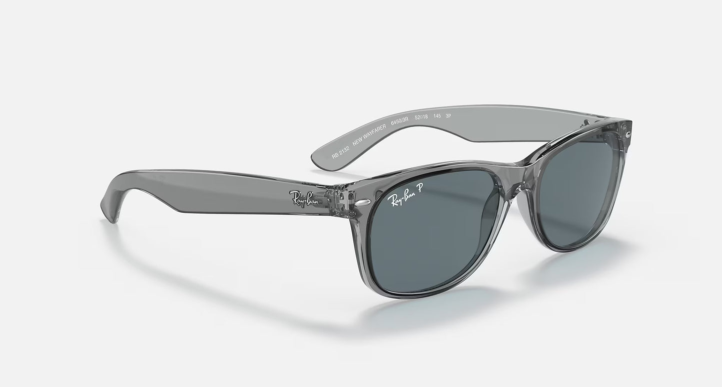 Gafas de sol Ray-Ban New Wayfarer 2132 con montura negra y cristales oscuros, diseño moderno y versátil.