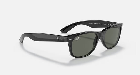 Gafas de sol Ray-Ban New Wayfarer 2132 con montura negra y lentes oscuras, diseño moderno y versátil.