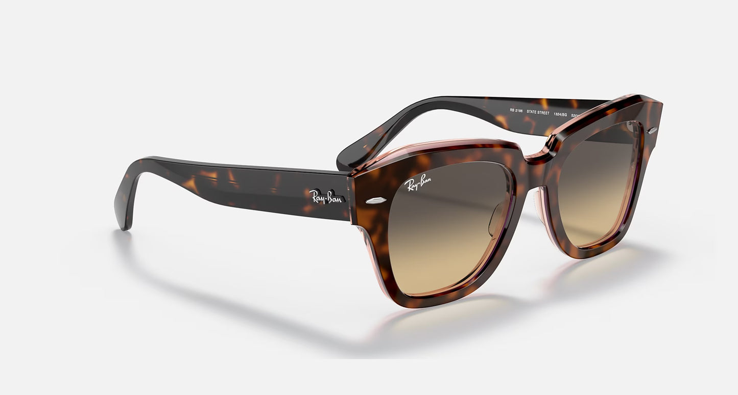 Gafas de sol Ray-Ban State Street 2186 con montura cuadrada en carey marrón caramelo, diseño moderno y elegante.