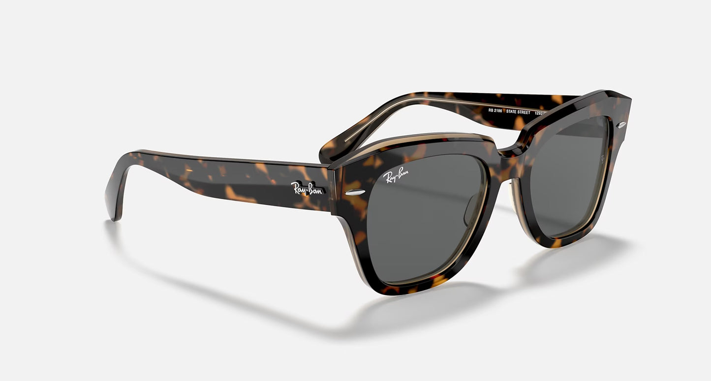 Gafas de sol Ray-Ban State Street 2186 con montura cuadrada en color   carey marrón oscuro, diseño moderno y elegante.