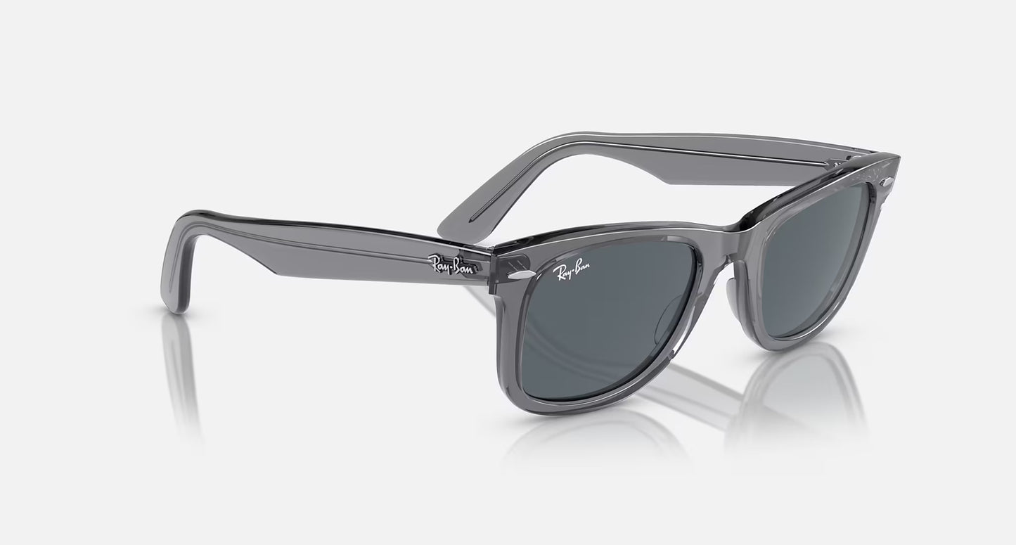 Gafas de sol Ray-Ban Wayfarer 2140 con montura  gris y lentes oscuras, estilo clásico y elegante