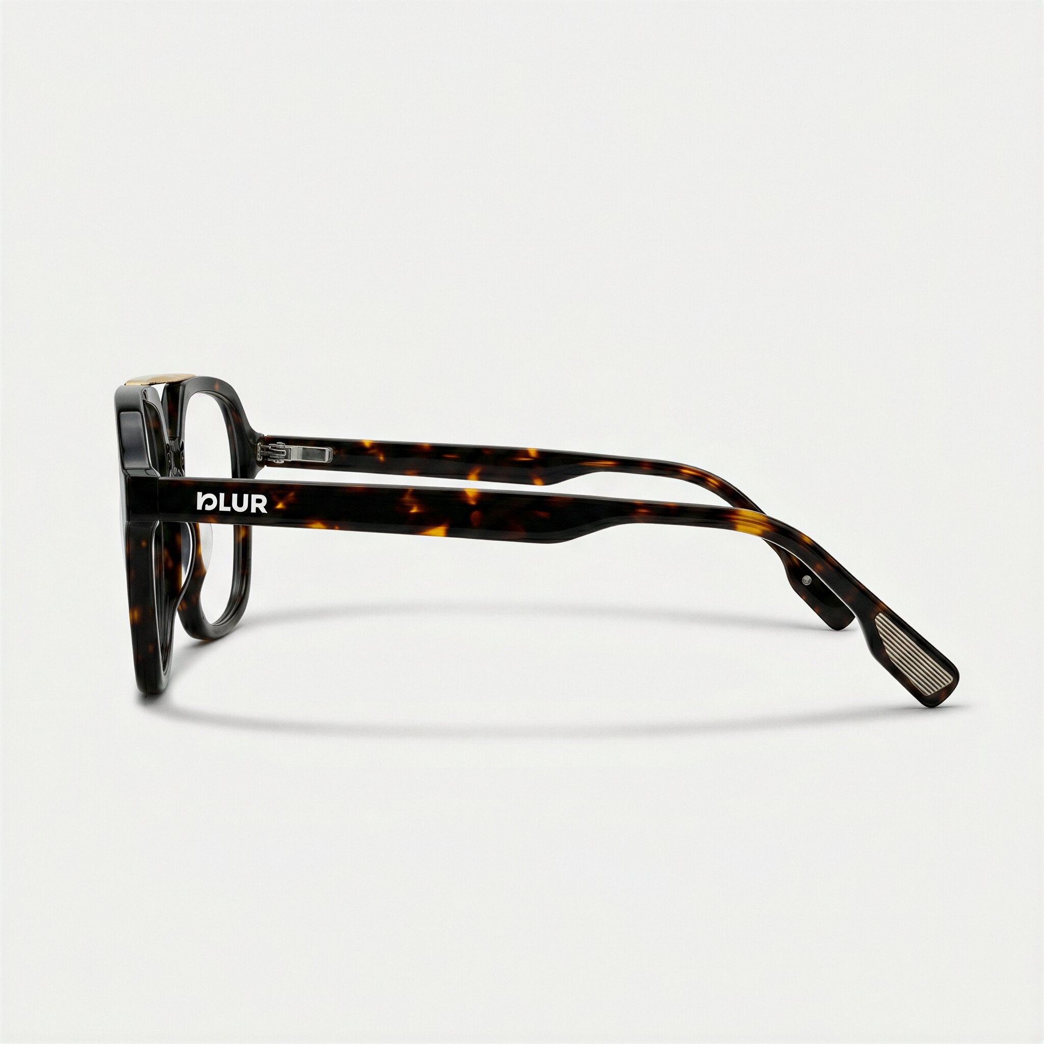 Bora C1 | Filtro Azul — detalle del logo, gafas de pasta hechas a mano | Blur Eyeshop