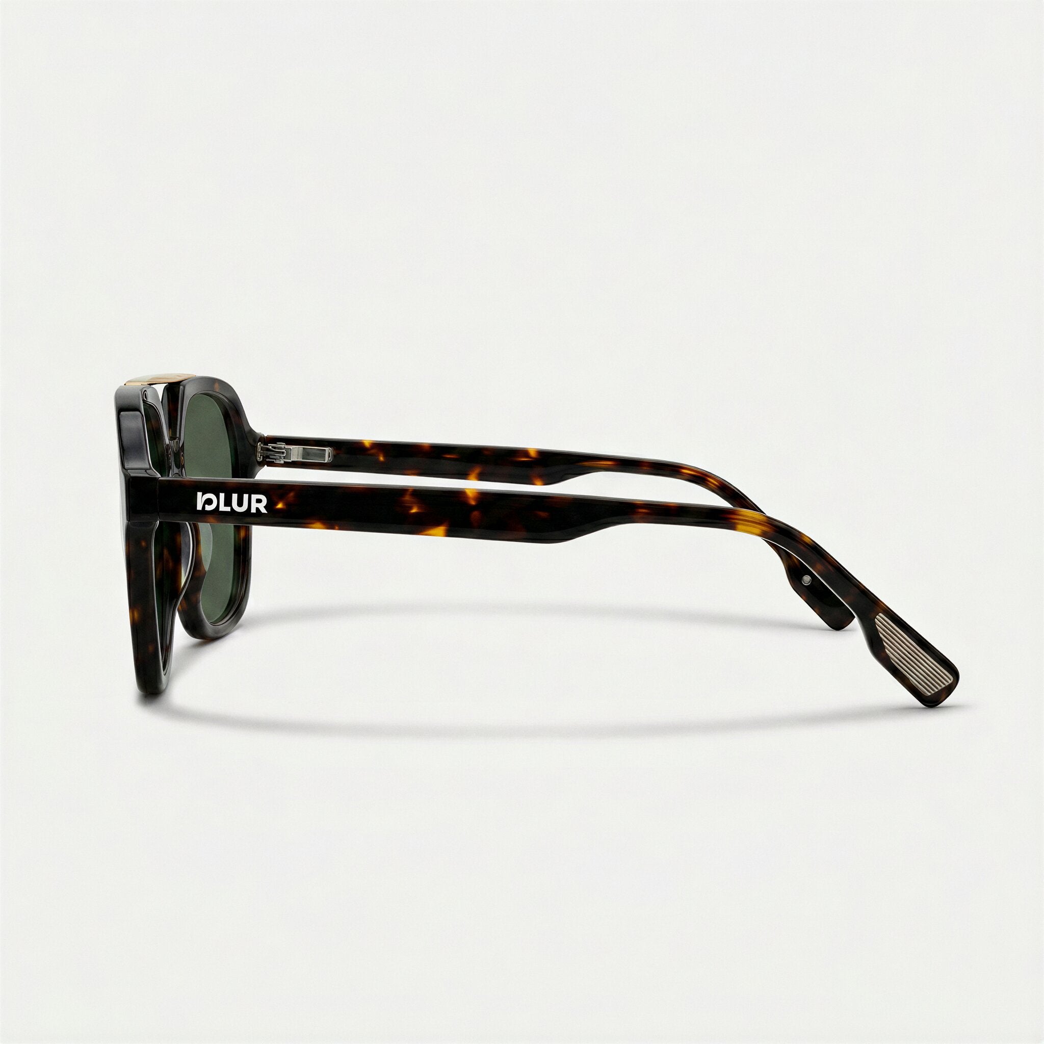 Bora C2 | Verde — detalle del logo, gafas de pasta hechas a mano | Blur Eyeshop