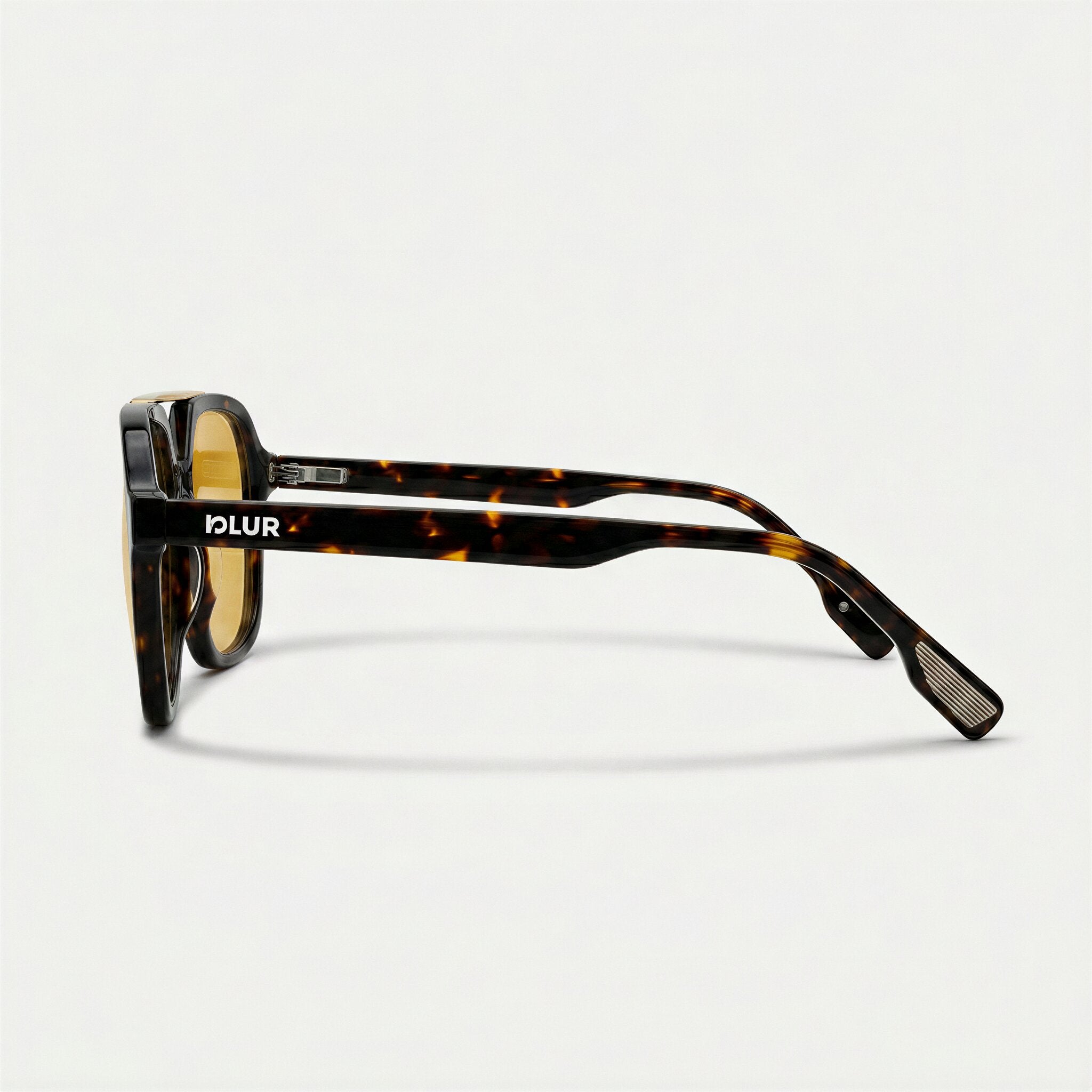Bora C3 | Amarillo — detalle del logo, gafas de pasta hechas a mano | Blur Eyeshop