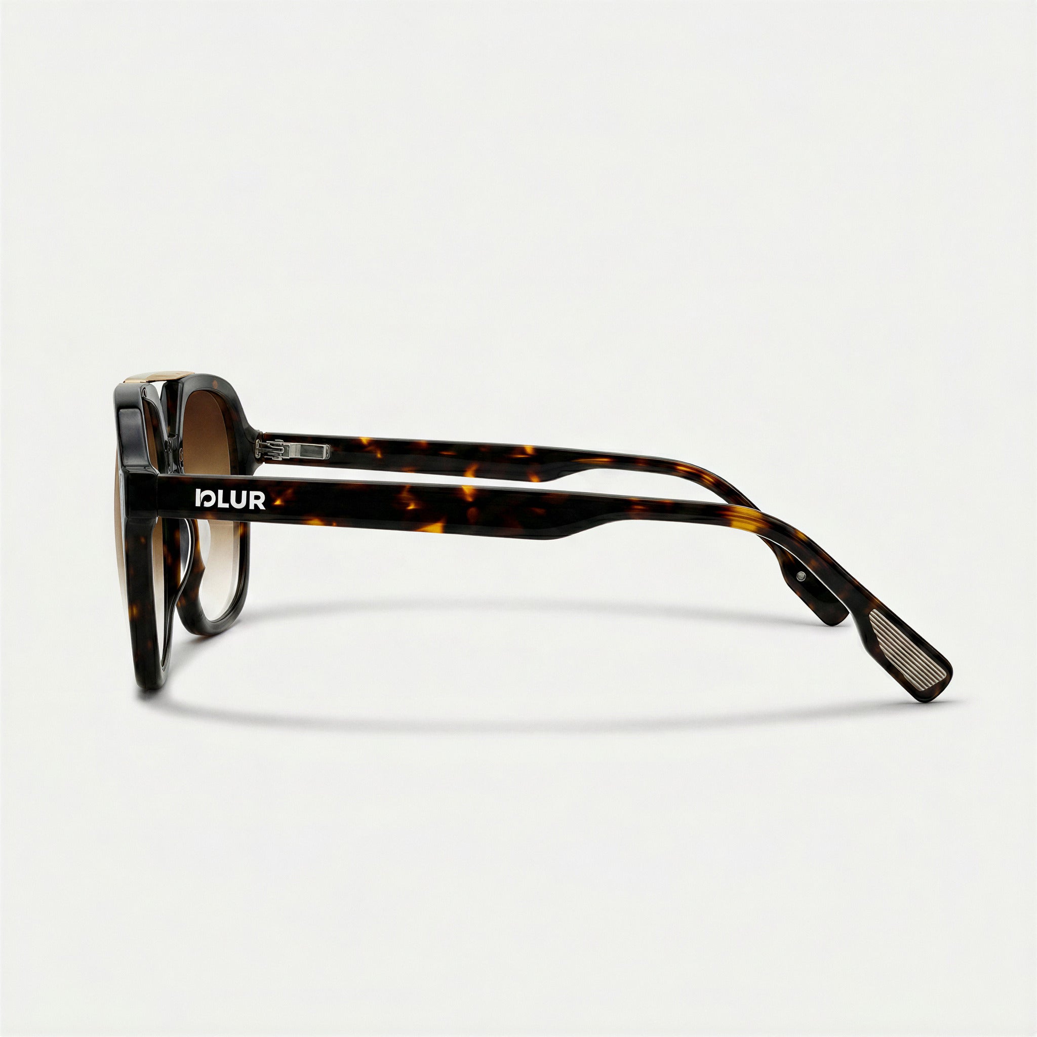 Bora C4 | Marrón Degradado — detalle del logo, gafas de pasta hechas a mano | Blur Eyeshop