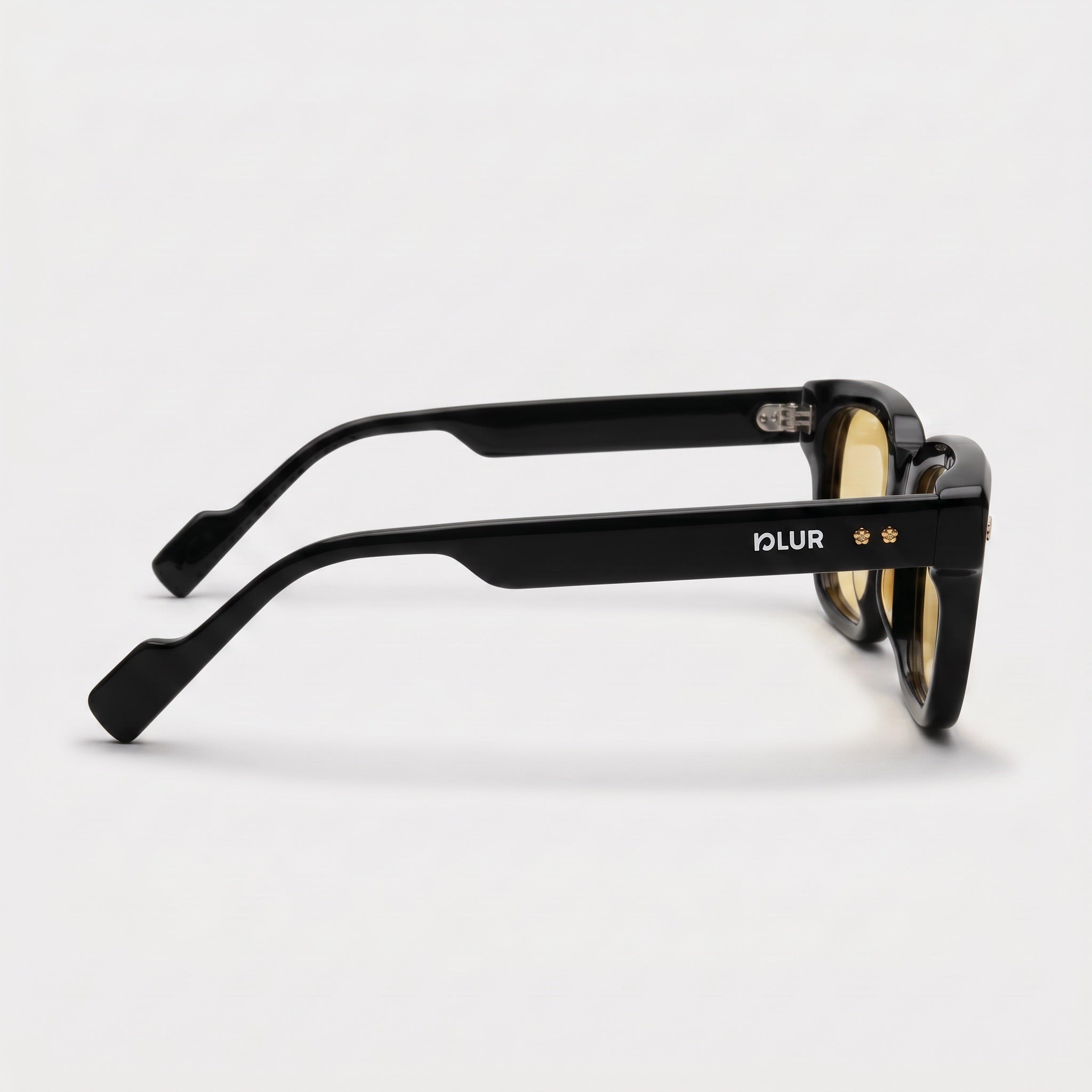Titan Black C3 | Amarillo — detalle del logo, gafas de pasta hechas a mano | Blur Eyeshop