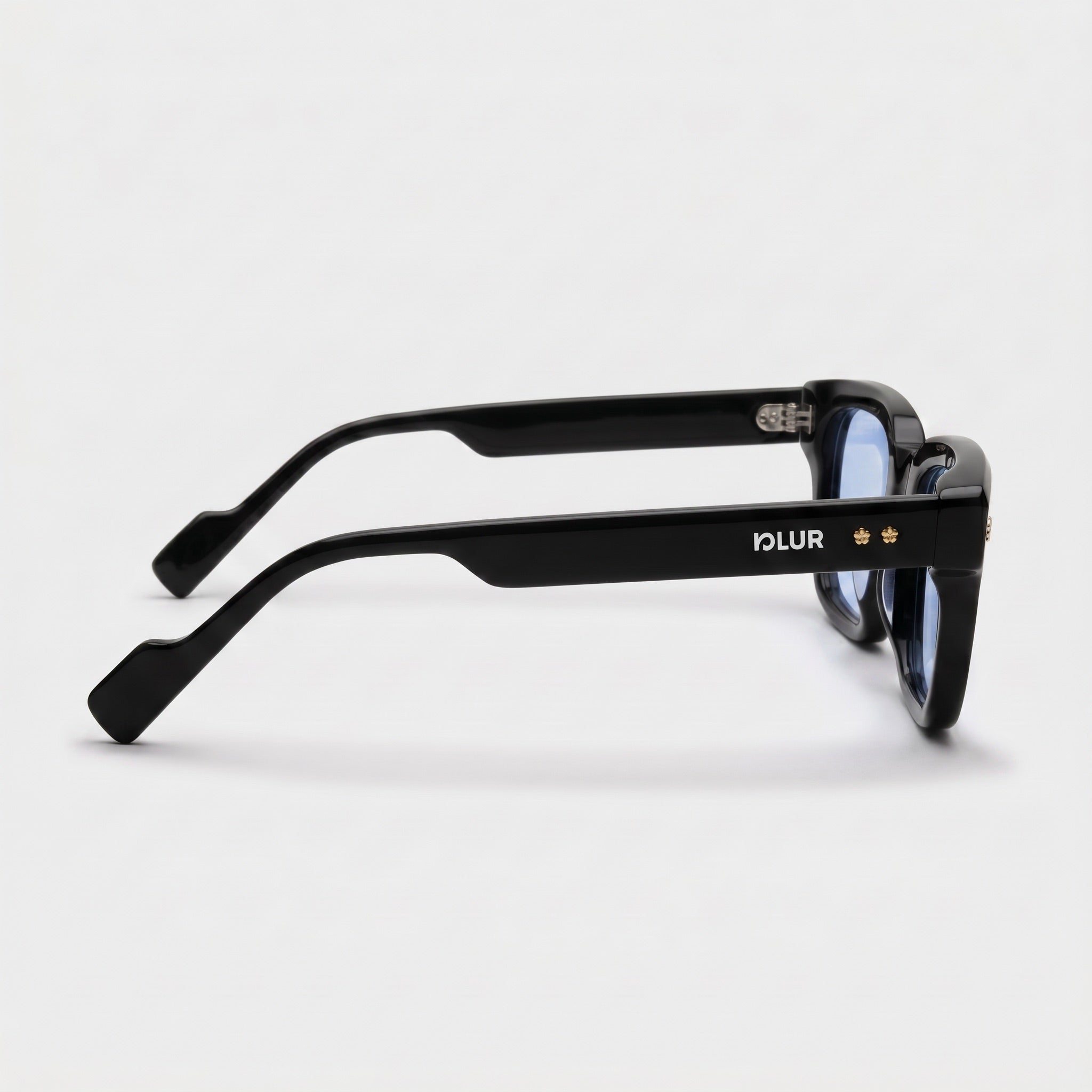 Titan Black C4 | Azul Cobalto — detalle del logo, gafas de pasta hechas a mano | Blur Eyeshop